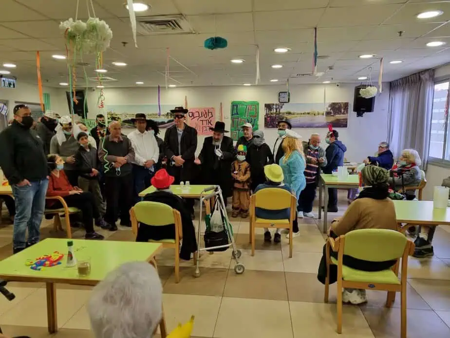 ראש העיר קריית אונו ישראל גל, רב העיר רצון ערוסי והמשנה לראש העיר משה דאלי יחד עם תושבים רבים הגיעו היום לשמח את את דיירי הדיור המוגן ומרכז היום לקשיש בעיר צילום דוברות עיריית קריית אונו