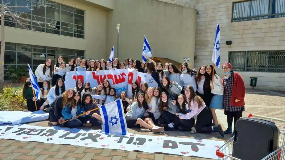 אולפנת אמית גבעת שמואל – בעקבות הפיגועים התלמידות צעדו ברחבי העיר.צילום: דוברות אמי"ת