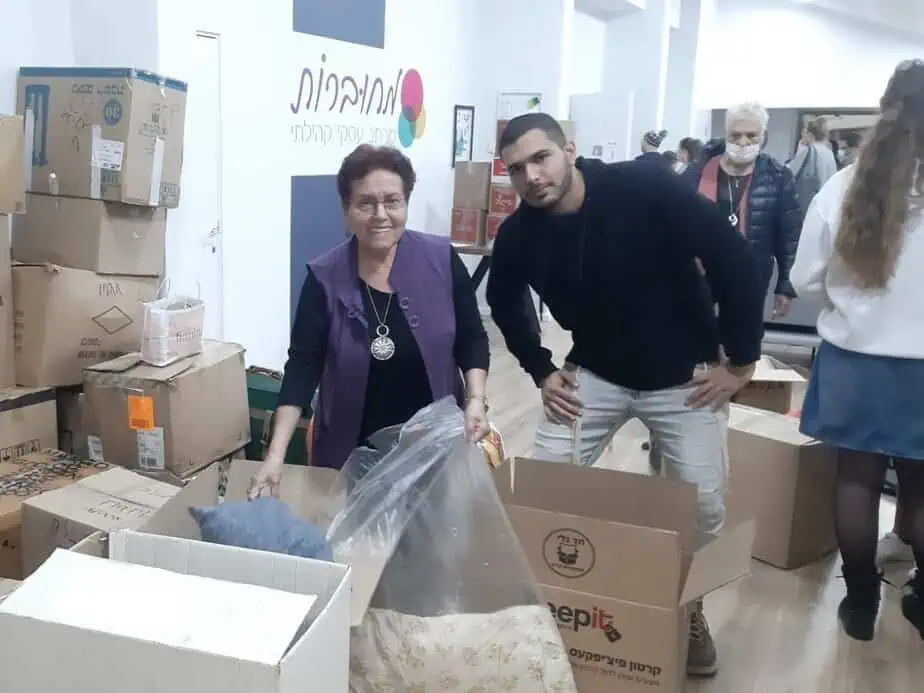 מתנדבים במתנס אורזים את הציוד שהתקבל עד עתה. צילום דוברות יהוד מונוסון