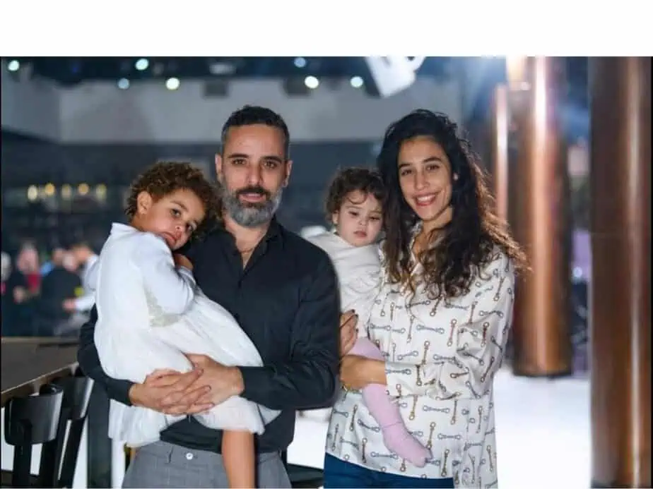 עו"ד רועי ביטון, אורטל אשתו והבנות. צילום פרטי