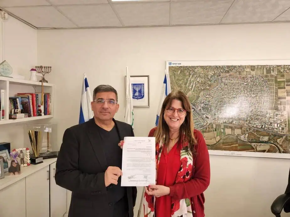 ראש עיריית יהוד מונוסון יעלה מקליס העניקה לבעלים ומנכ"ל אאורה יעקב אטרקצ'י את טופס 4 האחרון לשכונת הגנים התלויים ביהוד מונוסון. צילום: יח"צ