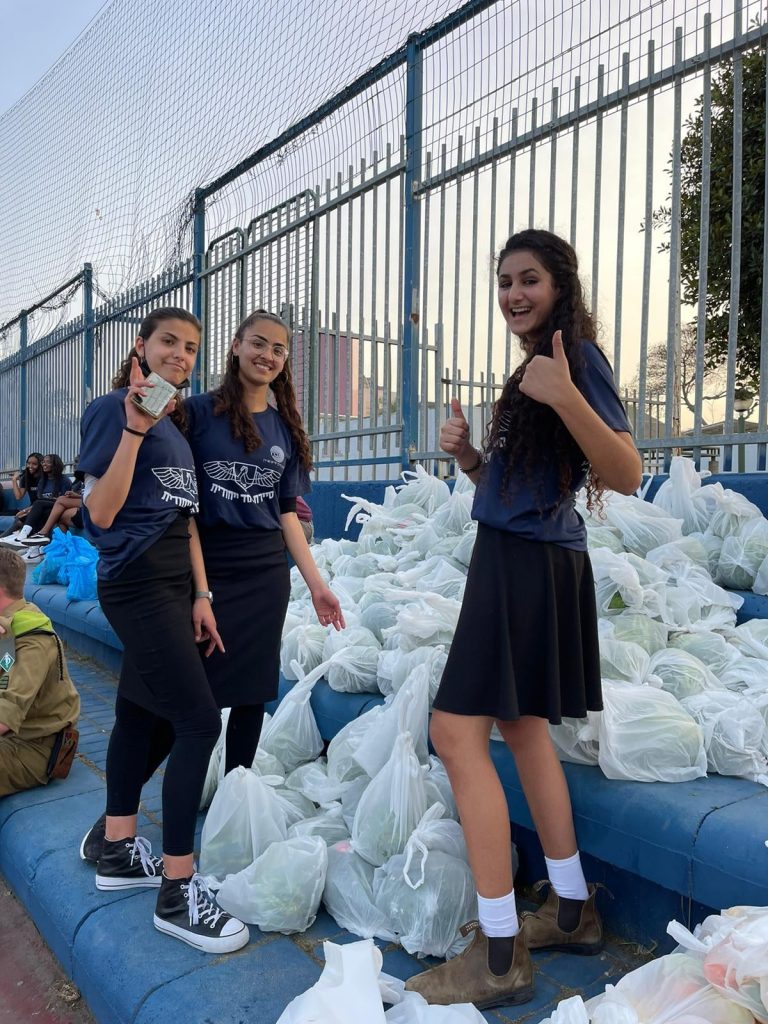 מאות מארזים לחג נארזו באור יהודה בהובלת סח"י. צילום דוברות עיריית אור יהודה