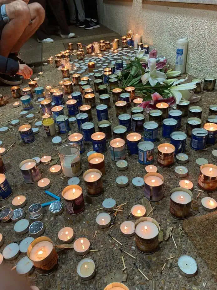 נרות נשמה לזכרו של ברק לופן מחוץ לביתו. צילום: לי ים דורי