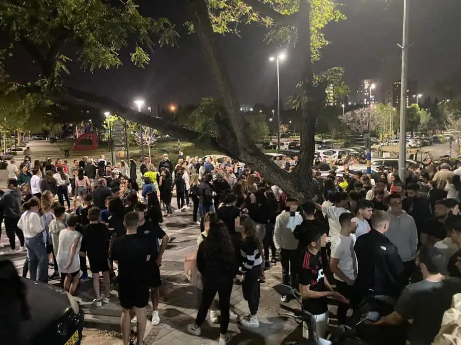 התכנסות חברי מועדון אילנוער ותושבים משכונת רמת אילן מגבעת שמואל ליד ביתו של ברק לופן  שבנותיו חניכות המועדוןצילום:  לי ים דורי