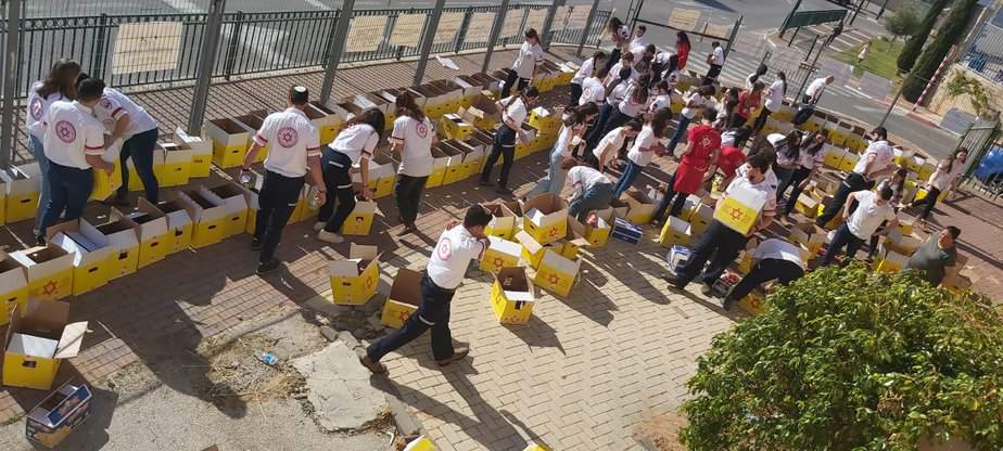 אריזת חבילות מזון בקרית אונו. צילום: דוברות מד"א