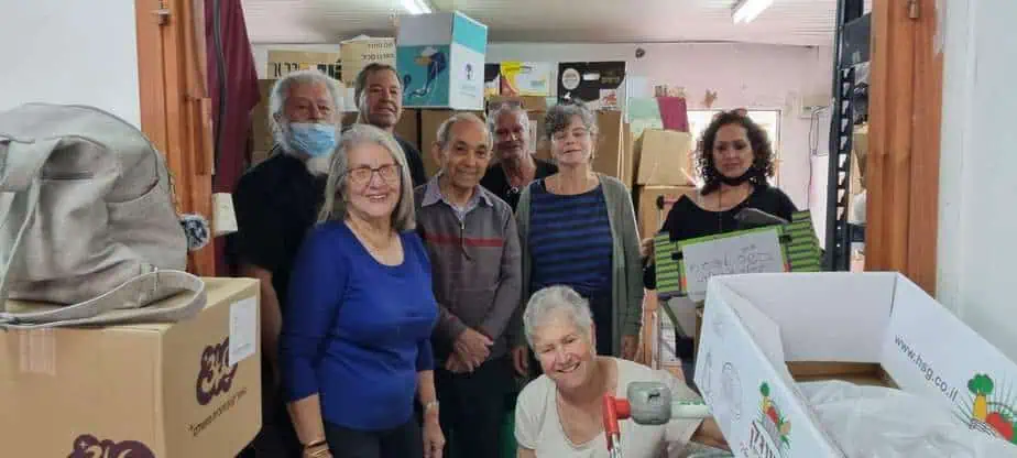מתנדבי מחסן המזון "מכל הלב" של האגף לשירותים חברתיים בחלוקת קמחא דפסחאצילום: המחלקה להתנדבות בעיריית קריית אונו