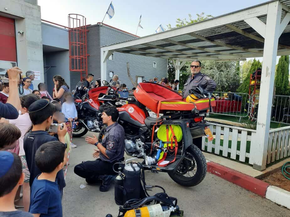 ימי קהילה והסברה בסימן ל"ג בעומר בתחנת כבאות בקעת אונו. צילום: דוברות כבאות והצלהמחוז דן