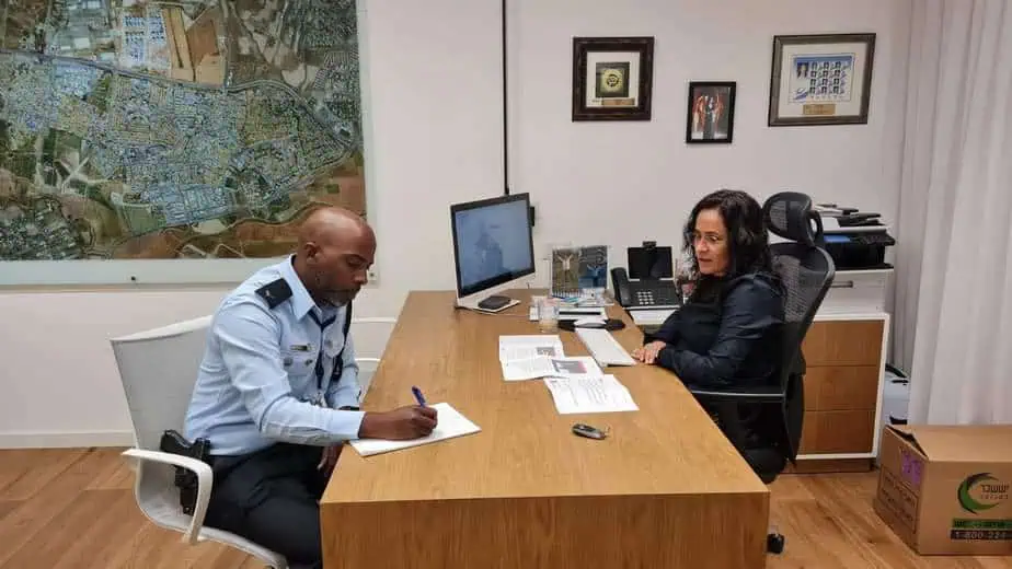 ליאת שוחט מגישה את התלונה. צילום: דוברות אור יהודה
