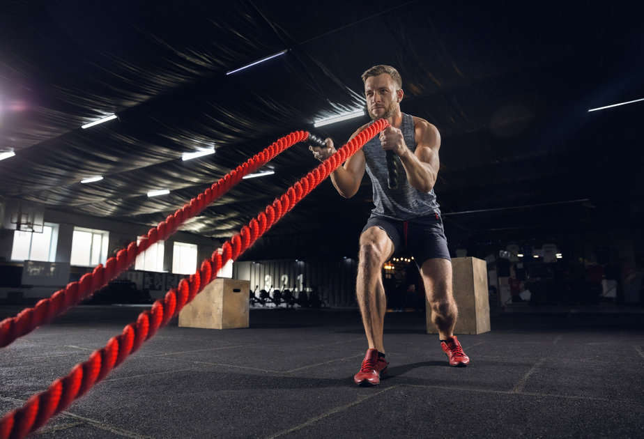 בסט לינקס צילום freepikyoung-healthy-man-athlete-doing-exercise-with-ropes-gym-single-male-model-practicing-hard-training-his-upper-body-concept-health