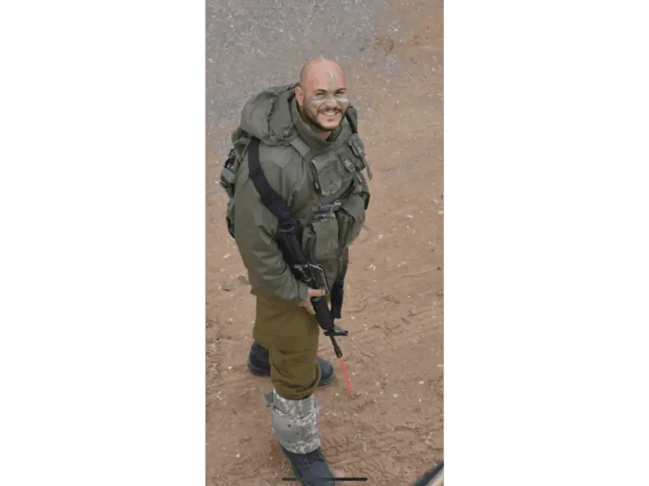 את מצטיין מפקד אוגדה 252, סגן קצין הקשר החטיבתי, סרן (במיל') עוז מזרחי. צילום: דובר צה"ל