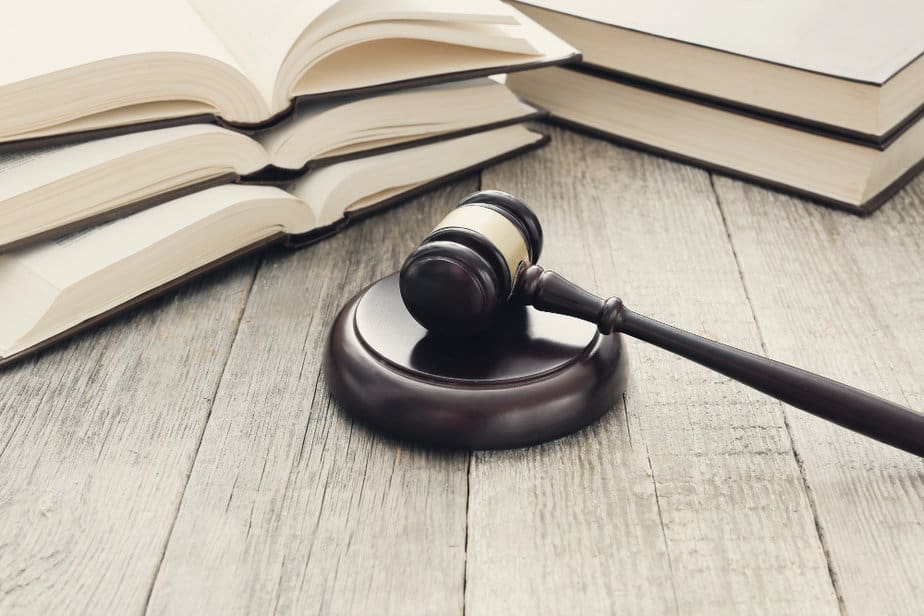 מגה לינקס court-hammer-books-judgment-law-concept