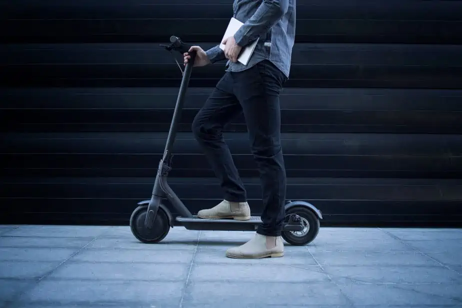 מגה לינקס צילום:freepikbusiness-person-with-tablet-computer-his-electric-scooter-commuting-vehicle