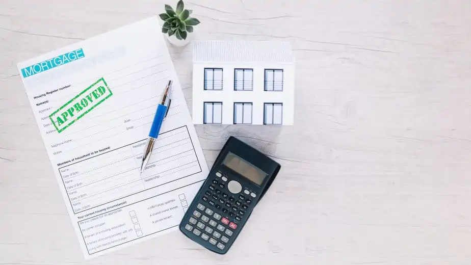 מגה לינקס צילום:freepikcalculating-machine-realtor-desktop