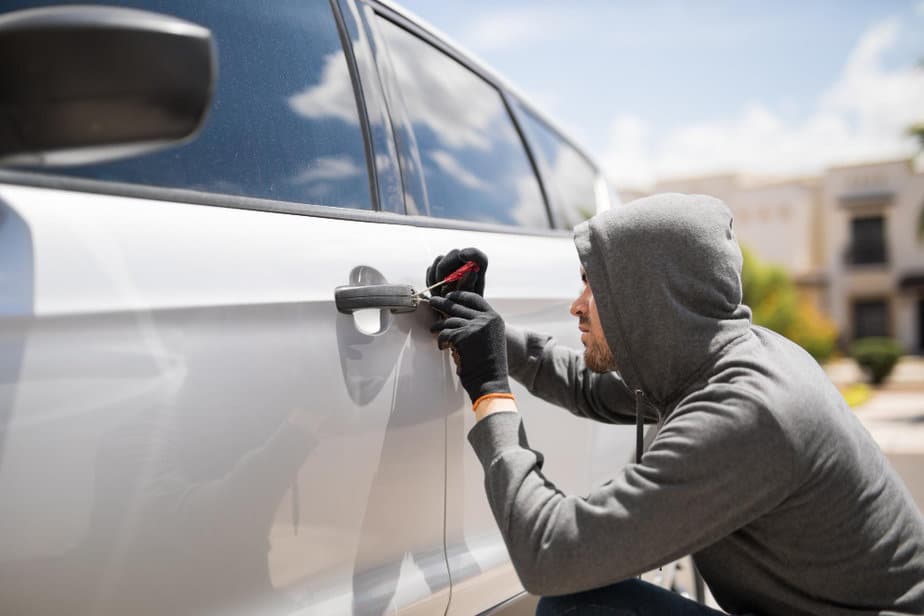 מגה לינקס צילום:freepikcloseup-man-with-hoodie-trying-pick-lock-car