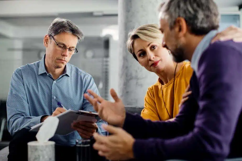 ביי פוסט צילום freepilmarriage-counselor-taking-notes-while-having-meeting-with-couple-office