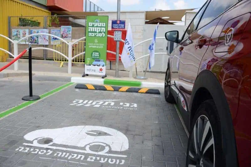 עמדות טעינה חשמליות בגני תקווה. צילום: דוברות גני תקווה