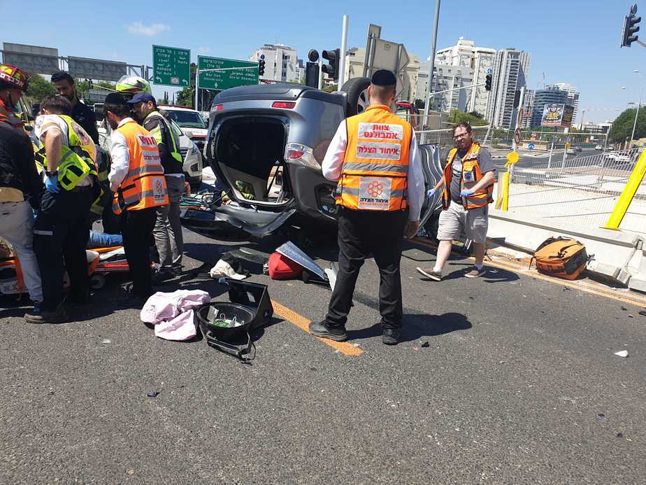 רכב התהפך בצומת שדרות אהרון קציר-דרך בר אילן בקריית אונו. צילום: דוברות איחוד הצלה