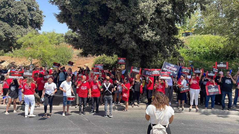 מאות מורים מפגינים כעת מול משרד האוצר. באדיבות דוברות הסתדרות המורים