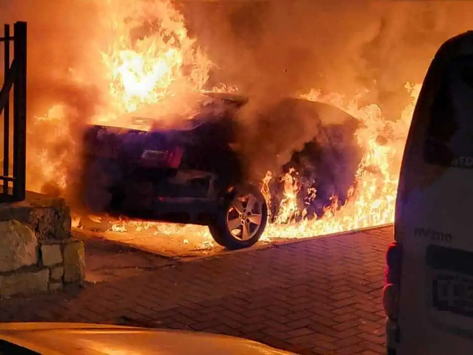 רכב נשרף חשד להצתה. צילום: חדשות אור יהודה 24/7