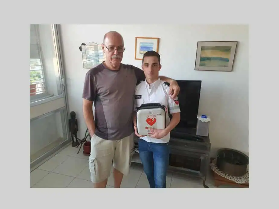 גורי וחובש מד"א צביקה לרר. צילום: דוברות מד"א