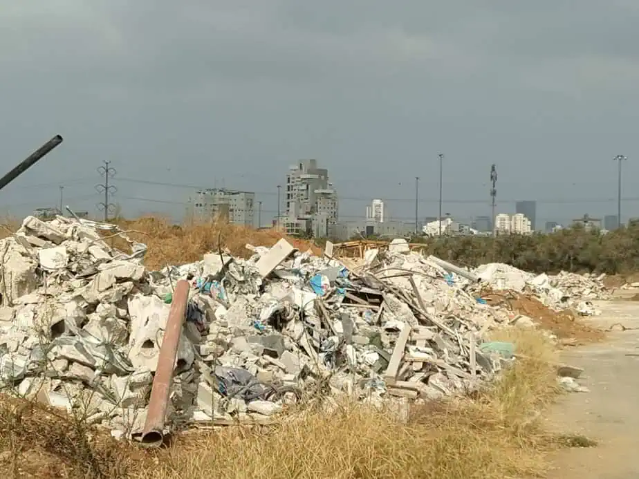 השלכת פסולת בניין בשכונת אריאל שרון קריית אונו. צילום באדיבות התושבים