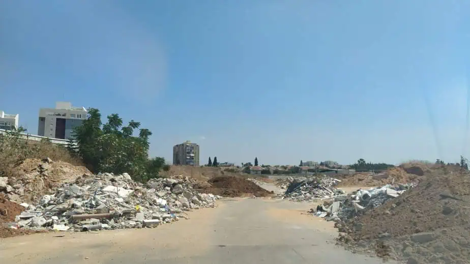 השלכת פסולת בניין בשכונת אריאל שרון קריית אונו. צילום באדיבות התושבים