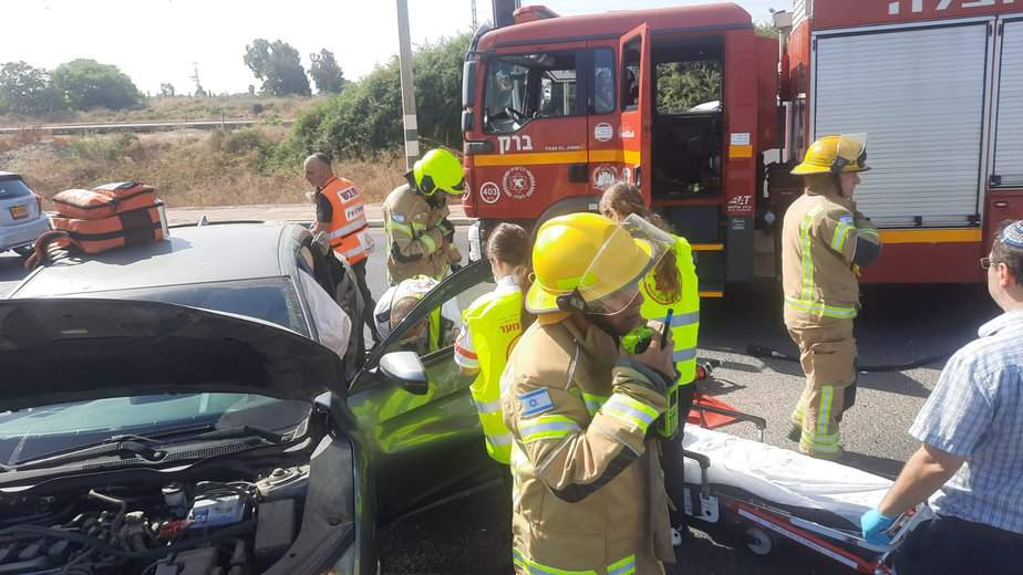 תאונת דרכים עם לכודים בכביש 461 סמוך לצומת יהוד. צילום: תיעוד מבצעי, כבאות והצלה מחוז דן