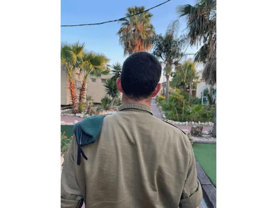 רב"ט ד' מקריית אונו מצטיין המח"ט, אל"מ אריק מויאל לראש השנה. צילום: דובר צה"ל