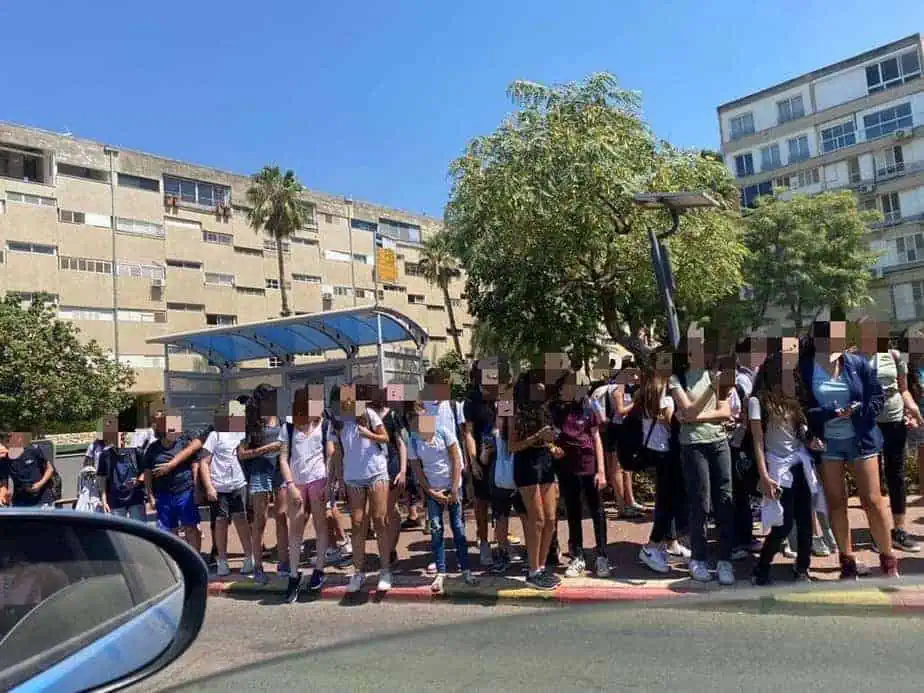 תלמידי חטיבת שזר קריית אונו בסיום הלימודים. צילום: פרטי