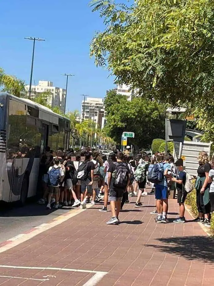תלמידי חטיבת שזר קריית אונו בסיום הלימודים. צילום: פרטי