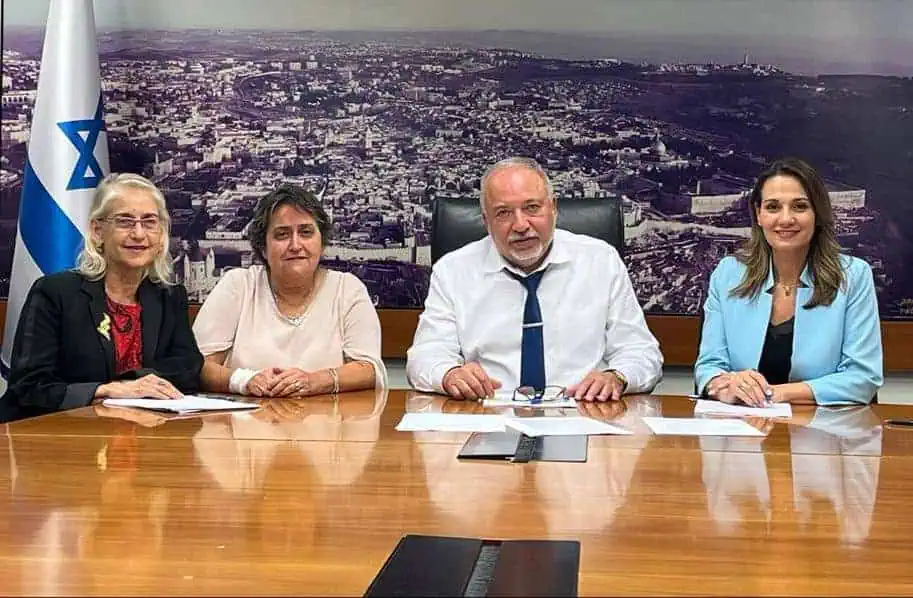 שר האוצר, אביגדור ליברמן חתמו הלילה שר האוצר, שרת החינוך ומזכ״לית הסתדרות המורים על הסכם בין המדינה להסתדרות המורים. קרדיט: דוברות משרד האוצר