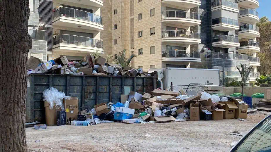 פחי אשפה בשאול המלך קריית אונו. צילום: אונו ניוז