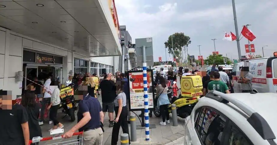 רכב התנגש בחנות במרכז מסחרי ברחוב אלטלף ביהוד. צילום: תיעוד מבצעי מד"א