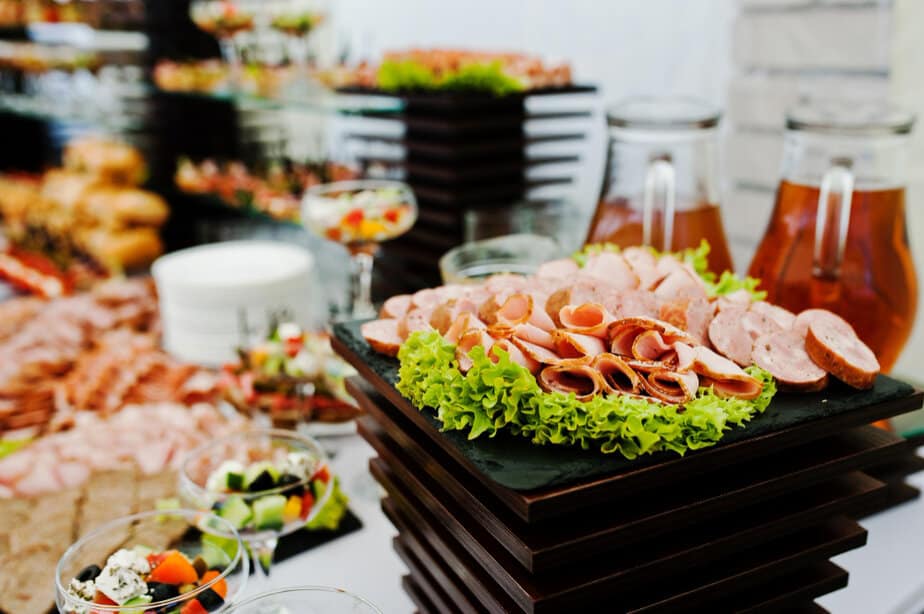 ביי פוסט צילום: FREEPIK buffet-table-reception-with-burgers-cold-snacks-meat-salads