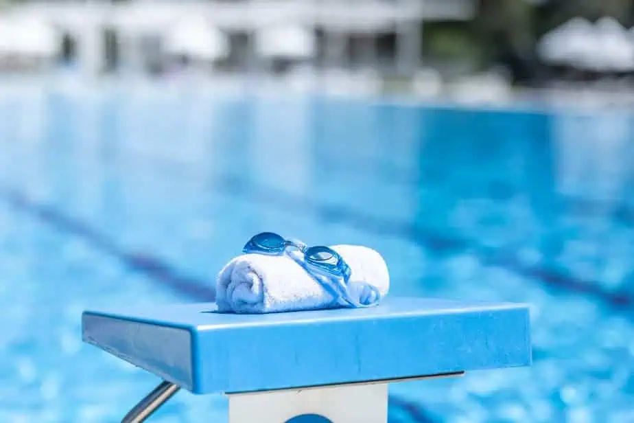 ביי פוסט צילום: freepikswimming-goggles-towel-placed-starting-bridge-by-swimming-pool
