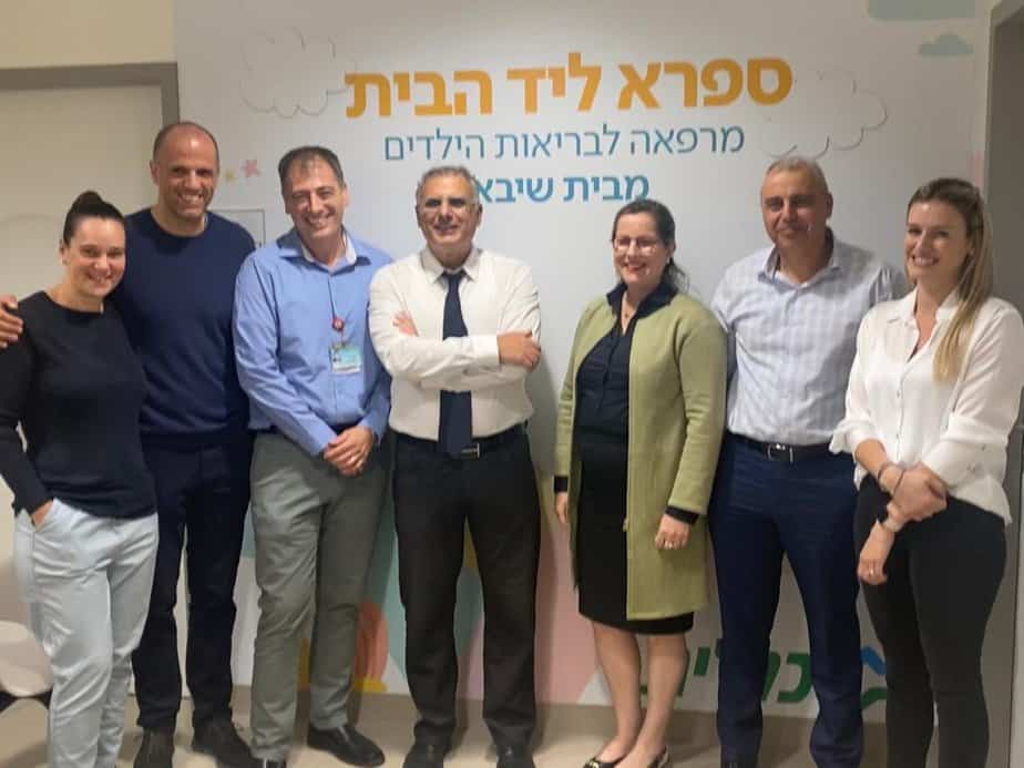 מימין: ד"ר רוב, יורם סגל, ד"ר רייכנברג, אלי כהן, ד"ר פסח, ד"ר אשכנזי וד"ר גרשטיין. צילום: אונו ניוז