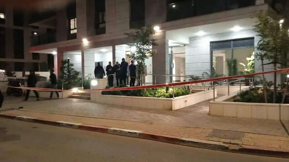 שכונת בית בפארק- רימון הלם הושלך לעבר בניין. צילום חדשות אור יהודה