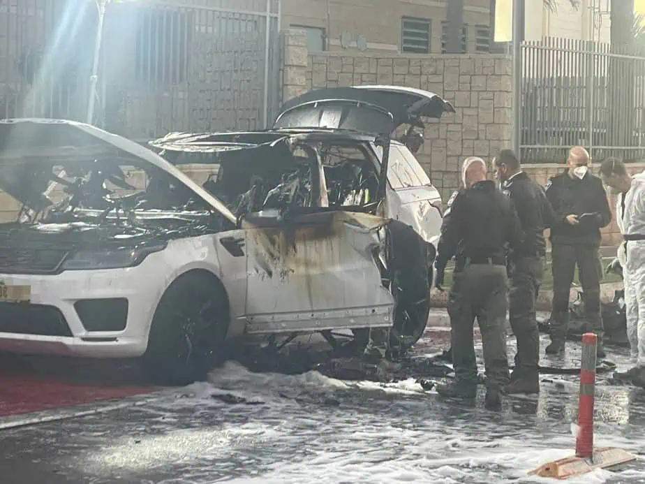 רכב נשרף באור יהודה, במקום התגלו שרידי מטען צינור. צילום: חדשות אור יהודה 24/7