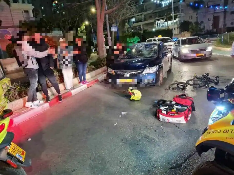 רוכב אופניים חשמליים נפגע קשה מרכב. צילום: תיעוד מבצעי מד"א