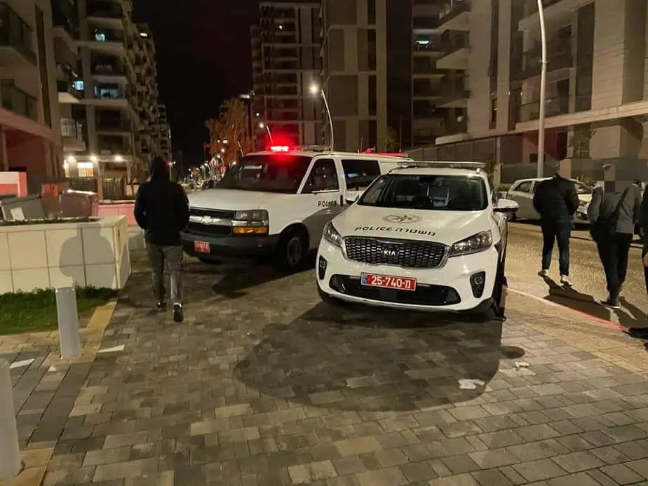 ירי לעבר בניין ברחוב כנען בבית בפארק אור יהודה. צילום: חדשות אור יהודה 24/7