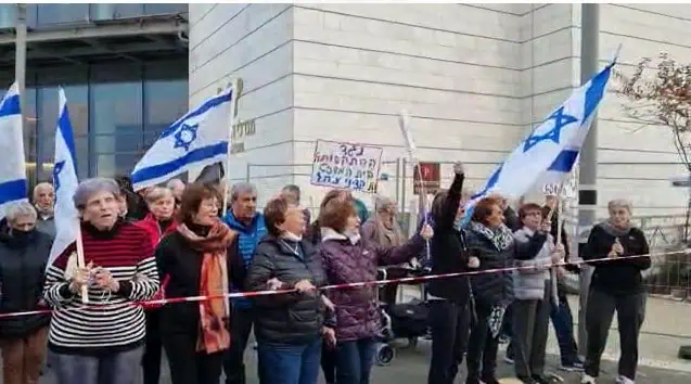 הבמה שלהם – דיירי מגדלי הים התיכון בגני תקווה בהפגנה נגד הממשלה. צילום פרטי