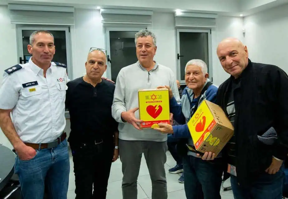 30 מכשירי מפעם (דפיברילטור) הוצבו בבנייני מגורים בקריית אונו. צילום: דוברות מד"א