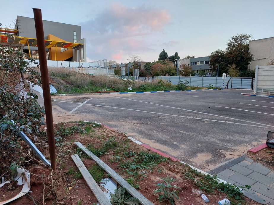 החניון שצמוד לבית ספר תלם. צילום באדיבות ההורים