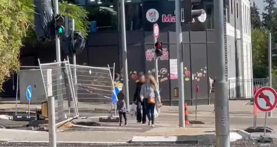 רמזורים קצרים להולכי רגל בלוי אשכול קריית אונו. צילום באדיבות התושבים