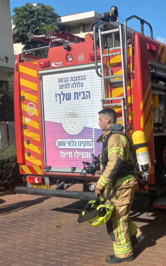 שריפה פרצה בדירה בגבעת שמואל. קרדיט: תיעוד מבצעי, כבאות והצלה מחוז דן