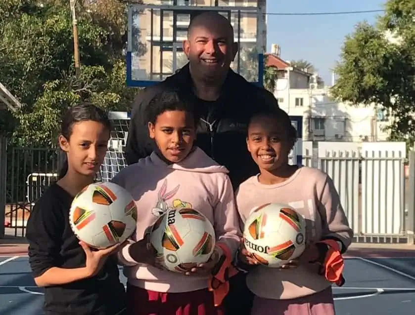 נבחרות הכדורגל המצטיינות של בתי הספר מיהוד מונוסון. צילום באדיבות שרון ששון