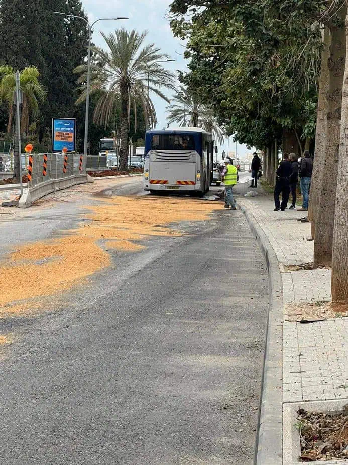 פקקי ענק בלוי אשכול בגלל אוטובוס תקוע. צילום: אונו ניוז