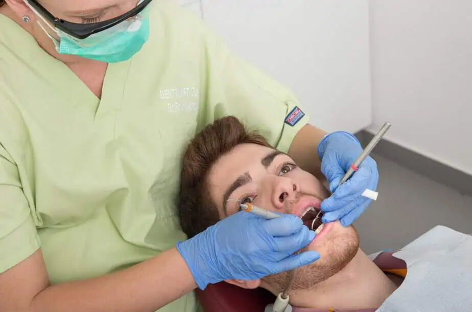 מרפאת Dental Art Clinic – הסרת אבנית עמוקה. צילום M-Studio Group E.Stern & O.Ster 