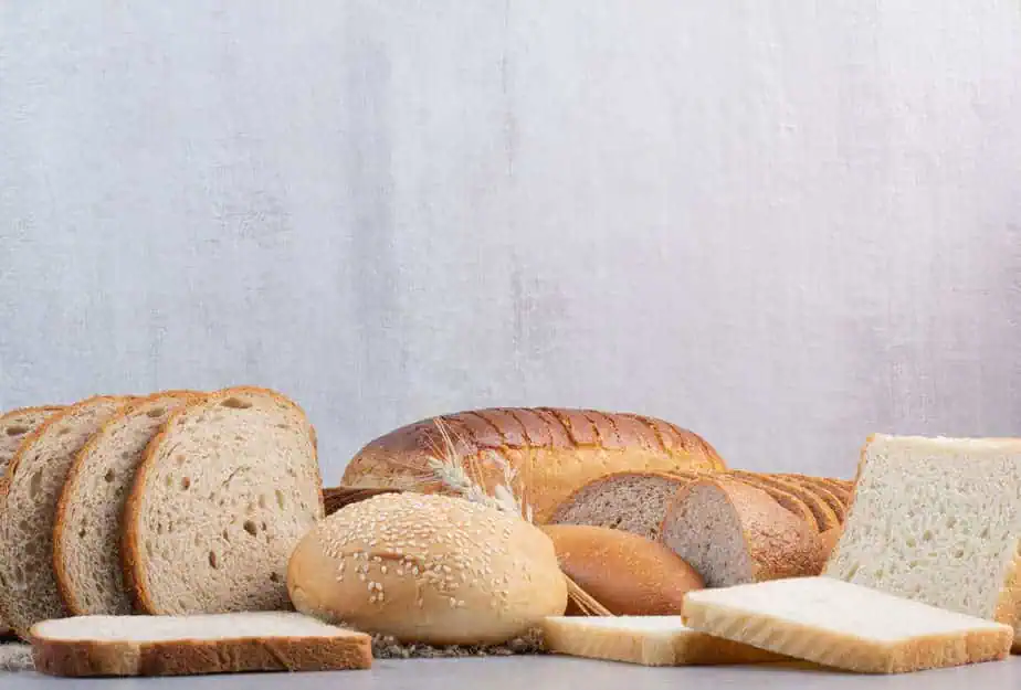 בסט לינקס קרדיט תמונה: freepikset-various-bread-slices-marble-surface