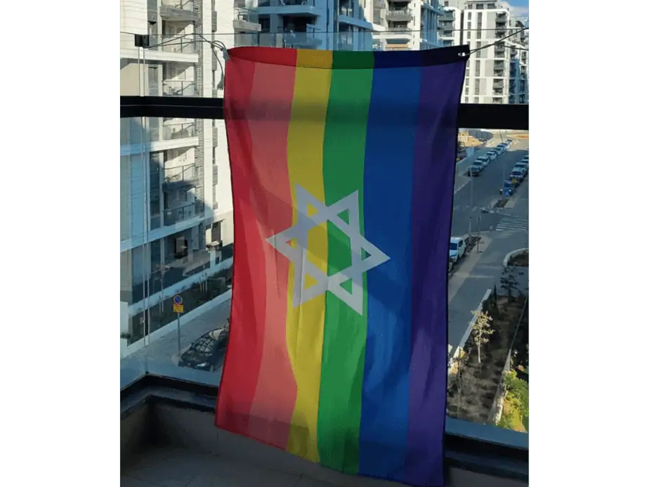 גאווה בסלון בית בפארק אור יהודה. צילום: פרטי